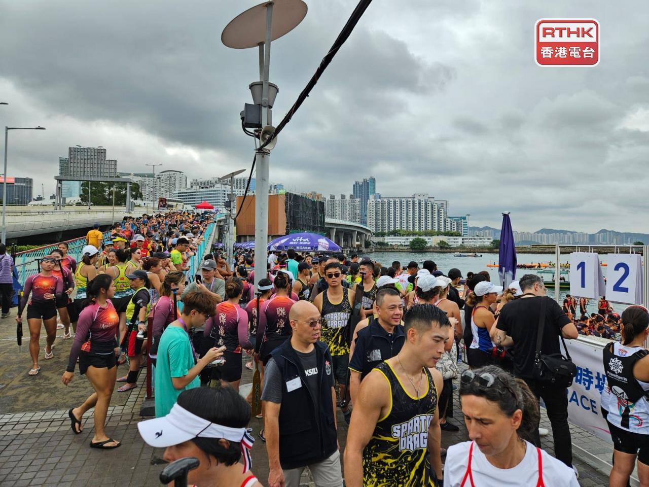 香港國際龍舟邀請賽一連兩日於尖東對開海面舉行。（陳曉慶攝）